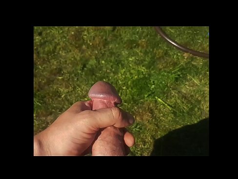 ❤️ Vruća zgodna jebe svoju ružičastu macu i svršava špricom u ljetnoj bašti ❤️❌ Domaći porno kod nas